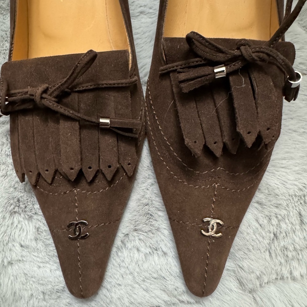 Chanel CC Fringed Suede Pumps EU 38 US 7.5 Brown Kitten Heel Classic Old Money - Picture 13 of 15